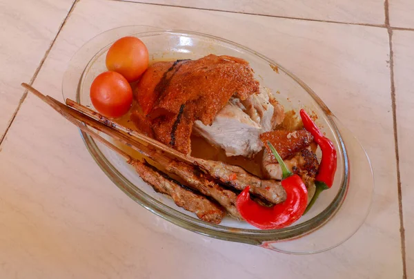 Schweinebraten Einer Glasröstpfanne Hackfleisch Auf Einem Holzstab Knackige Und Goldgebackene — Stockfoto