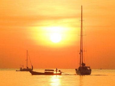 Deniz, altın günbatımında Tayland beach ve tekne arka plan