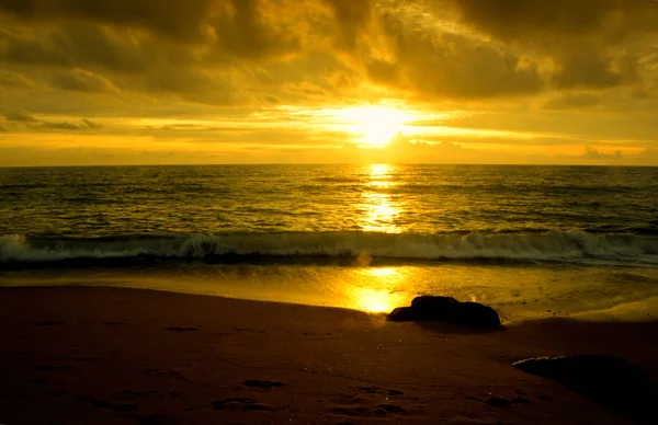 Outdoor view of Golden Sky and sea in sunset at Bangniang Beach — Stock Photo, Image