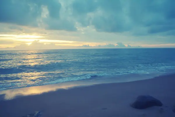 夕日を背景にしたビーチ — ストック写真