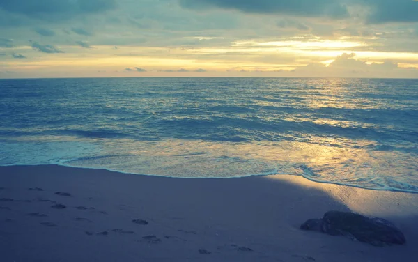海の背景に沈む夕日 — ストック写真