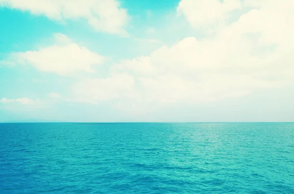 Blu Море Голубым Небом Фоне — стоковое фото