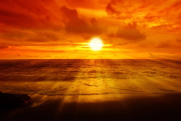 清晨在海上日出与金色的天空背景 — 图库照片