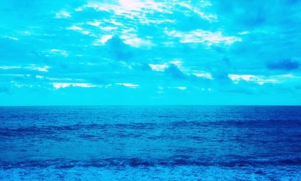 海と青い空、夏新鮮な自然の背景 — ストック写真