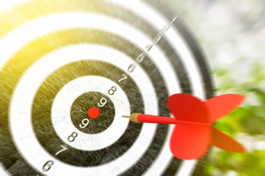 Kırmızı oklar hedef isabet