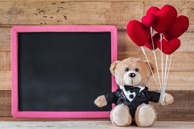 Kalp şeklinde balon elinde oyuncak ayı