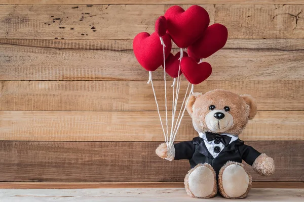Ведмідь Тедді тримає повітряну кулю у формі серця — стокове фото