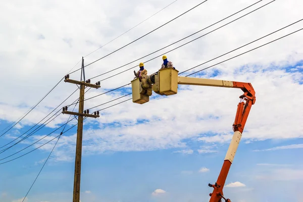 Autoridade de Eletricidade em teleférico para manutenção de uma cabine elétrica — Fotografia de Stock