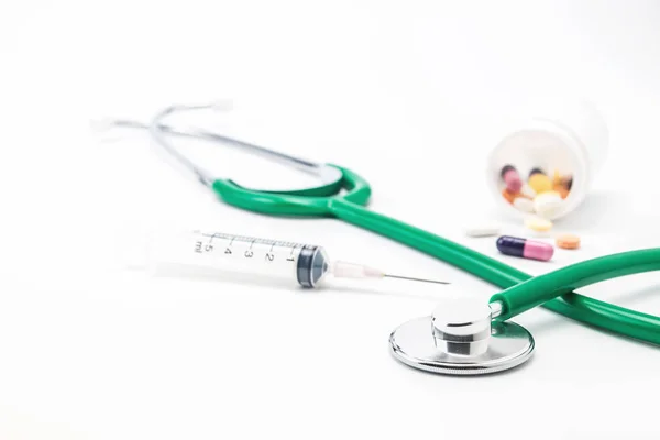 Stethoscopen met spuit en pil - medische concept — Stockfoto