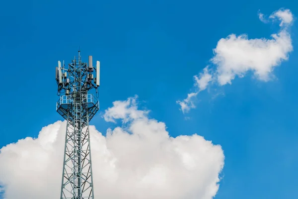 Antena da torre do telefone com céu azul e fundo de nuvem — Fotografia de Stock
