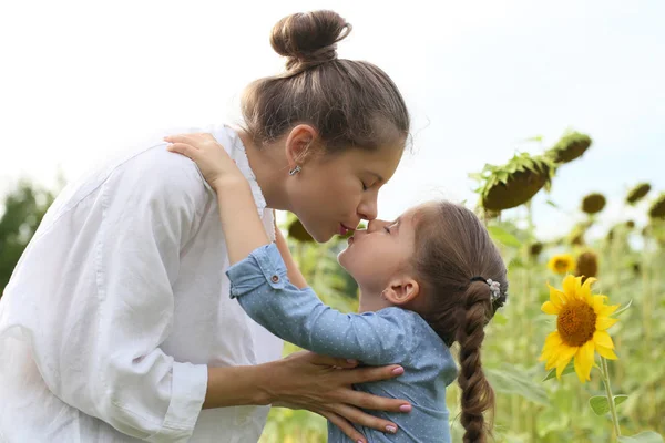 Horizontal photo of kissing mother and daughter — 图库照片