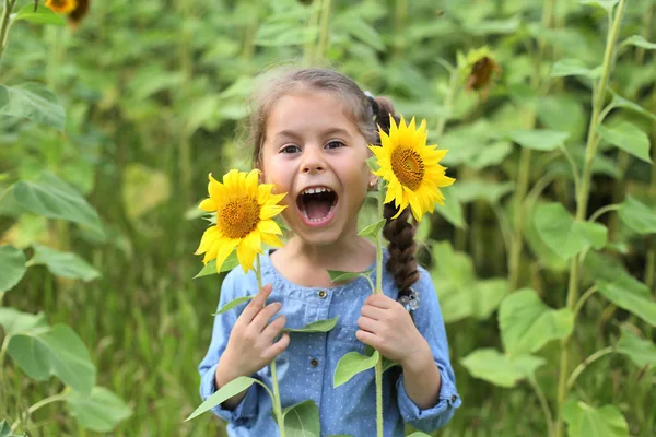 Foto de una niña de seis años riendo con la boca abierta —  Fotos de Stock