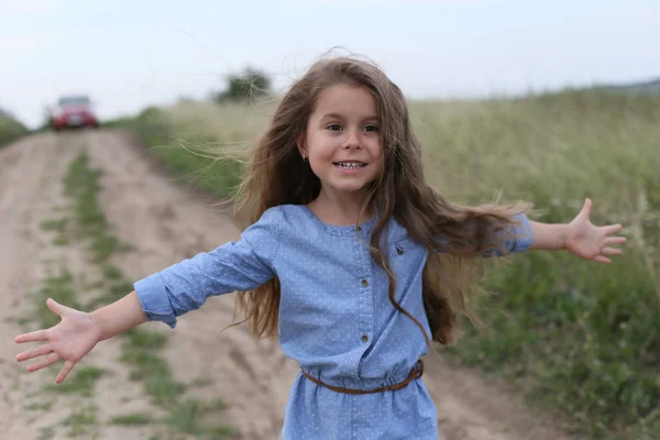 Foto de una niña de seis años con el pelo largo y oscuro que corre —  Fotos de Stock