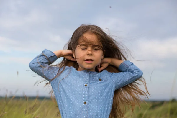 Horizontal foto seis años de edad, chica con el pelo largo revoloteando en — Foto de Stock