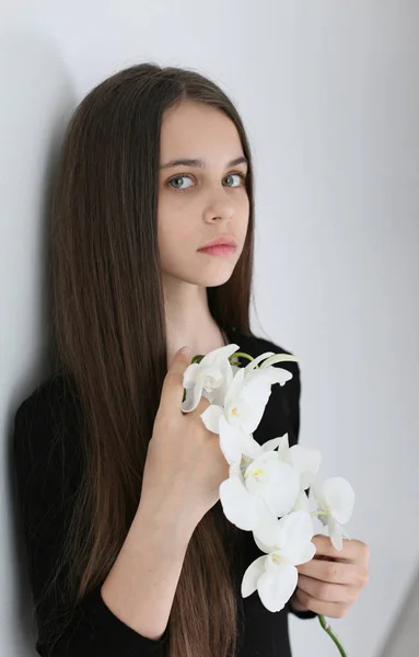 Nahaufnahme Porträt auf weißem Hintergrund eines Mädchens mit langen dunklen — Stockfoto