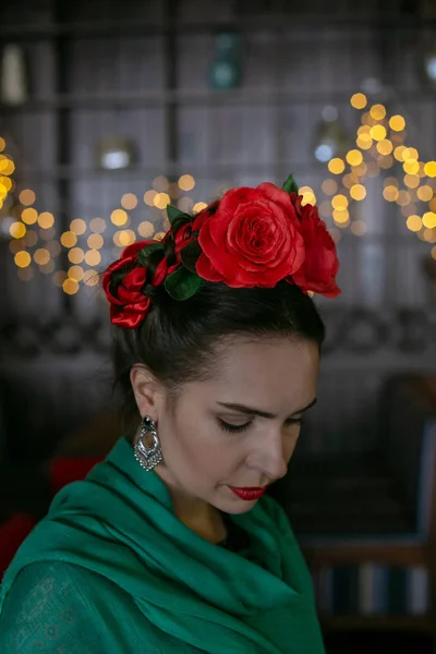 Vertical profile photo of a young woman who is standing with her — Stockfoto