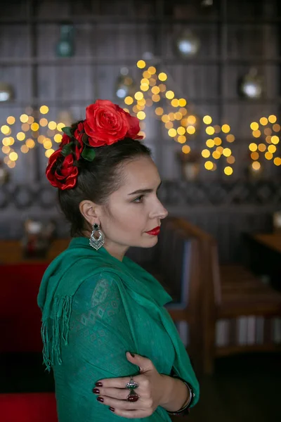 Profilo verticale foto di una giovane donna che guarda nel distanc — Foto Stock