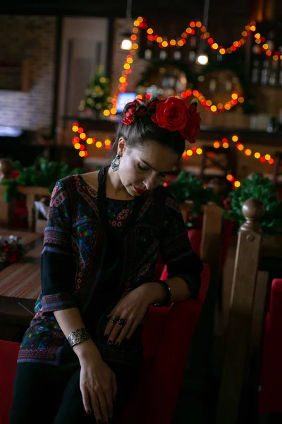 Κάθετη φωτογραφία ενός κοριτσιού με φωτεινά ρούχα και λουλούδια στο ha της — Φωτογραφία Αρχείου