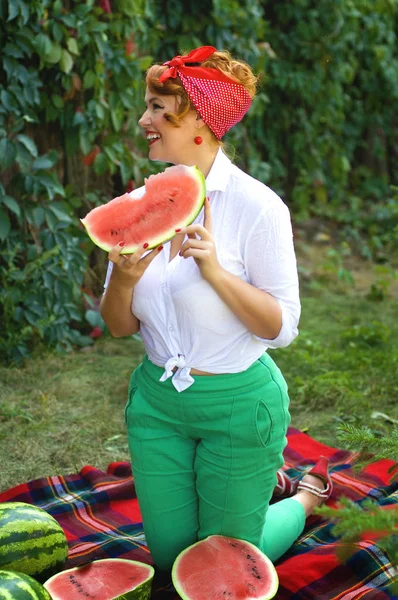 Vertical photo of a young woman who is relaxing in nature and lo — Stok fotoğraf