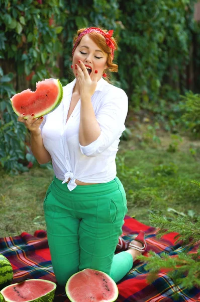 Vertical photo of a girl who eats watermelon — 스톡 사진