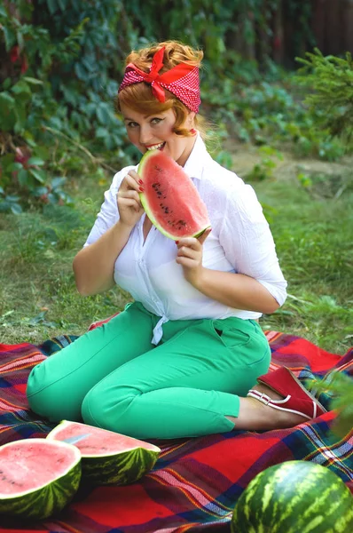 Vertical photo of a body-positive girl in nature with a watermel — Stockfoto