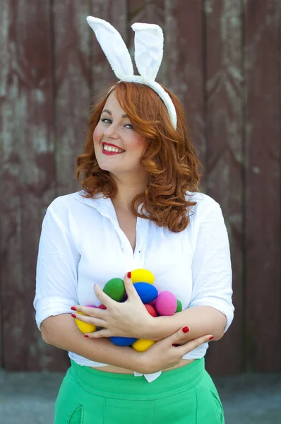 Vertikální fotografie pin-up dívka v kostýmu velikonočního králíčka — Stock fotografie