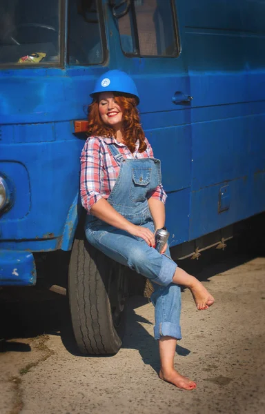 Verticale foto van een jonge mooie pin-up vrouw in de buurt van een oude truk — Stockfoto