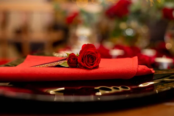 Poziome zdjęcie zbliżenie płyta ozdobiona pąki róż dla ro — Zdjęcie stockowe