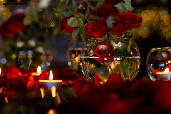 Poziome zdjęcie zbliżenie bukietu róż w przezroczystym — Zdjęcie stockowe