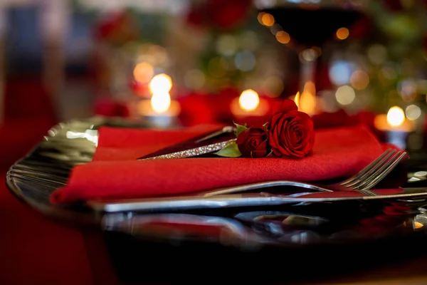 Interior's - Un dîner aux chandelles ? Merci à Flo Fait Sa Déco pour cette  photo 📷 Apportez une touche romantique et élégante avec ce photophore en  verre et métal. Son design