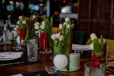 Mum ve çiçek desenli yemek masasının yatay fotoğrafı.