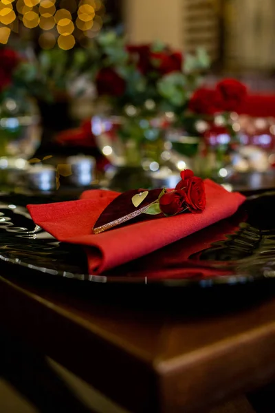 Pionowe zbliżenie zdjęcie świątecznie urządzonego talerza — Zdjęcie stockowe