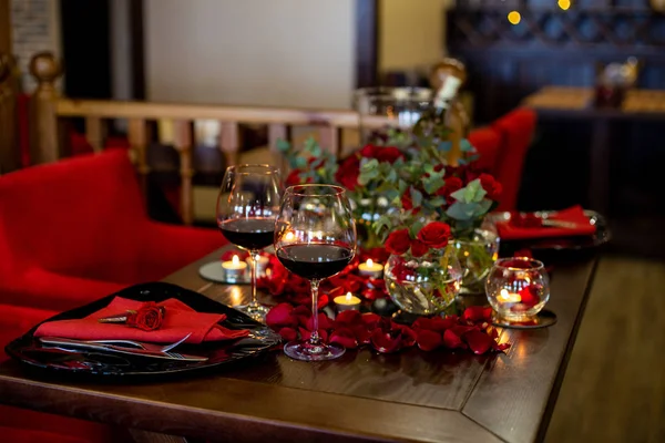 Romantik bir tablo için güzel dekore edilmiş yatay bir fotoğraf.