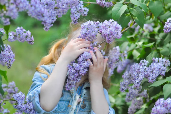 Horisontell närbild foto av en liten flicka som gömmer sig i b — Stockfoto