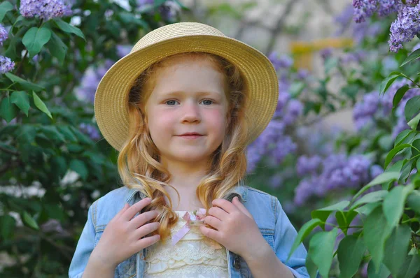 Nahaufnahme Porträt eines kleinen Mädchens, das seine Haare glättet — Stockfoto