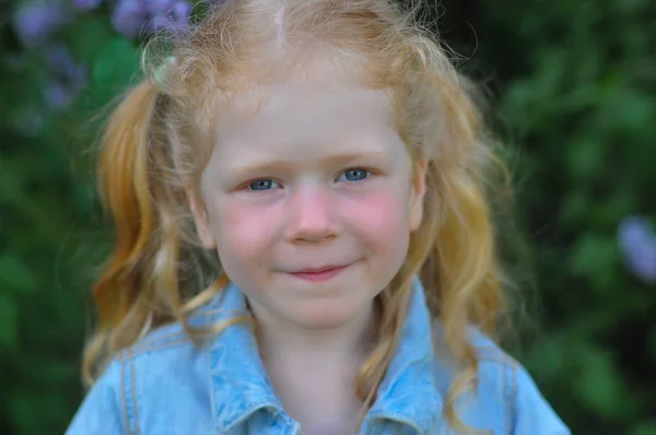 Horizontales Porträt eines kleinen Mädchens auf dem Hintergrund eines Bloo — Stockfoto