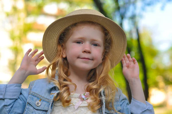 Horizontal close-up photo of a little red-haired girl straighten — Stock Photo, Image