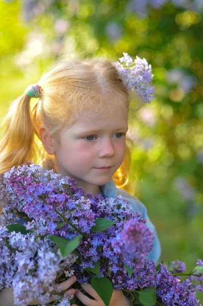 Foto vertical de una niña pelirroja con una rama lila i —  Fotos de Stock