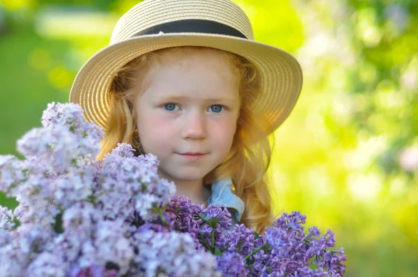 Photo horizontale d'une fille aux cheveux roux avec un bouquet de lilas i — Photo