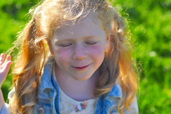 Close-up portret van roodharig meisje met gesloten ogen — Stockfoto