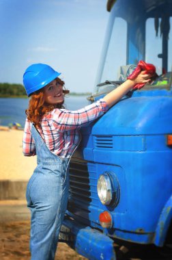 Kot pantolon giymiş kızıl saçlı bir kızın dikey fotoğrafı...