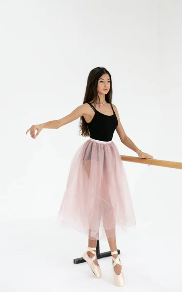 Vertikalt foto av en ung ballerina vid balettmaskinen — Stockfoto