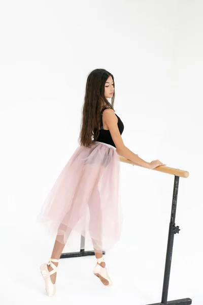 Pionowe zdjęcie młodej baleriny ćwiczącej na balecie machi — Zdjęcie stockowe