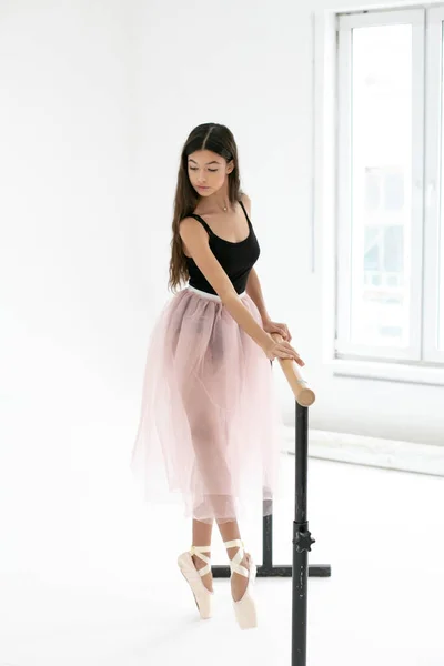 Vertical photo of a young ballerina doing exercises in the studi — Stock Photo, Image