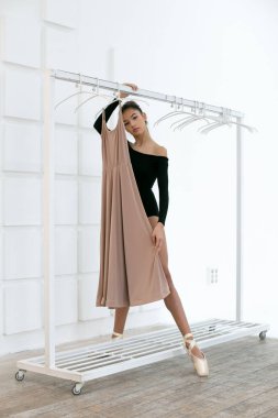 Genç ve güzel bir balerinin dikey fotoğrafı.