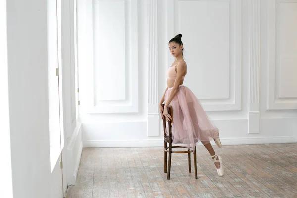 Foto horizontal de uma bailarina jovem realizando um exercício sagacidade — Fotografia de Stock