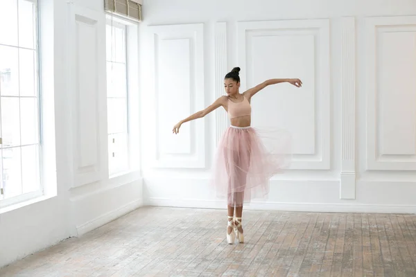 Foto horizontal de uma bailarina dançante em uma classe brilhante — Fotografia de Stock