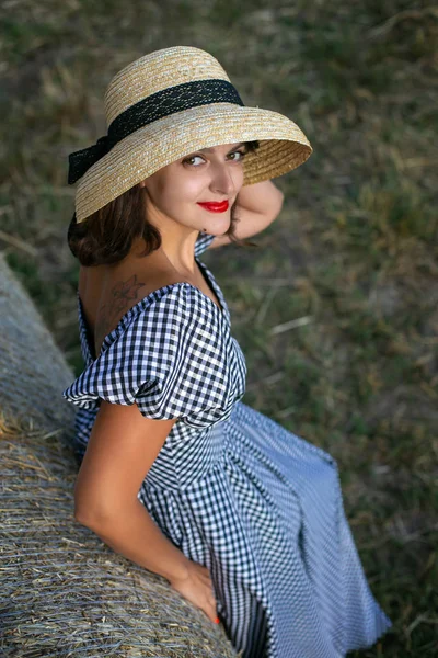 Horizontaal close-up portret van een meisje in retro stijl — Stockfoto