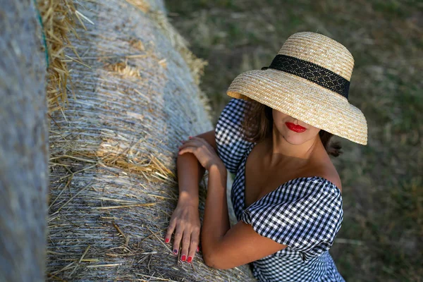 Poziomy portret pięknej brunetki z jej twarz covere — Zdjęcie stockowe