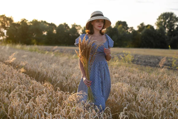 Foto horizontal de uma menina andando em um campo de trigo — Fotografia de Stock